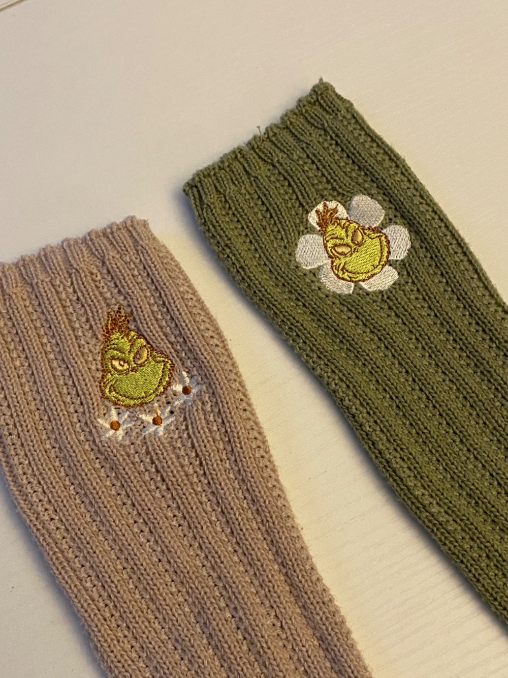 Dr. Seuss The Grinch Embroidered Ribbed Crew Socks Set 2 Pairs Women’s O/S - Picture 2 of 8